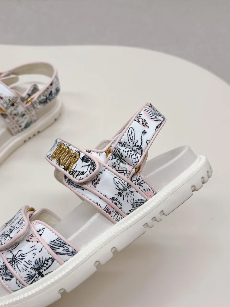 👟👟Ex-factory price 480👟👟 DIOR classic sandals mixed sheepskin DiorAct sandals are fashionable. Paired with an insole that fits the shape of your foot, it's made of exceptionally lightweight and comfortable leather. The upper straps are fastened with Velcro and are decorated with a gold-finish metal "Dior" logo, which complements the style design. These sandals add a modern edge to any look. Fabric: Imported mixed sheepskin Lining: Imported sheepskin Outsole: Original TPU outsole Code number: 35-42 (41 42 customized, non-refundable)